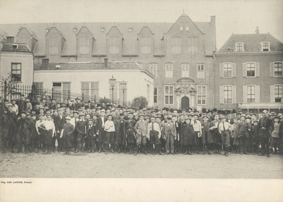 407224 Groepsportret van de leerlingen van het Stedelijk Gymnasium (Janskerkhof 4) te Utrecht.